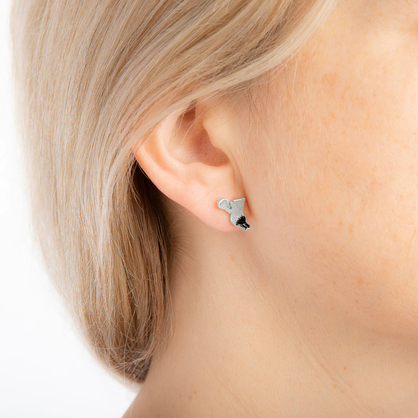 DISNEY COUTURE KINGDOM WINNIE THE POOH EATING HUNNY STUD EARRINGS WHITE GOLD PLATED