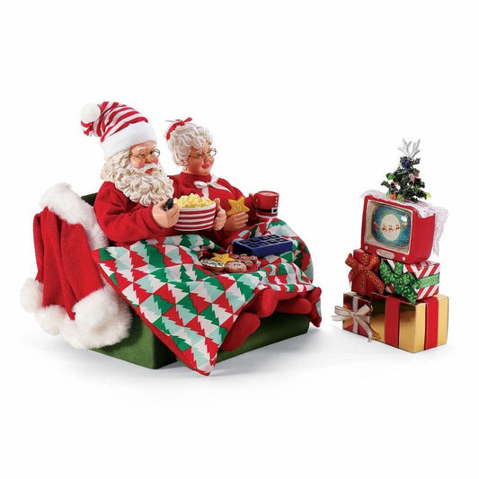 DEPARTMENT 56 POSSIBLE DREAMS SANTA AND MRS CLAUS ON COUCH BING WATCHING TV 22CM