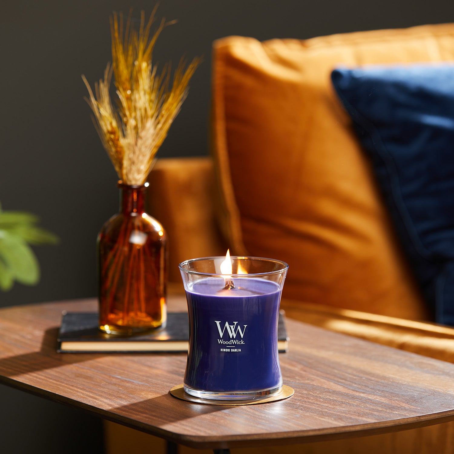 WOODWICK CANDLE MEDIUM HINOKI DAHLIA